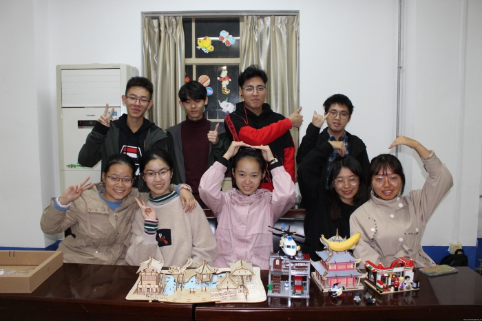 8-课余-快乐的合照_UUID21549 8-课余-快乐的合照_UUID21549