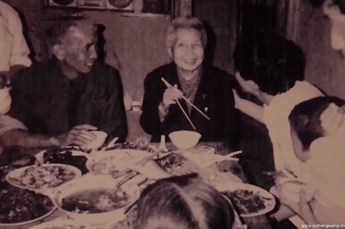 曾志与儿孙们一起吃饭_UUID11948 曾志与儿孙们一起吃饭_UUID11948