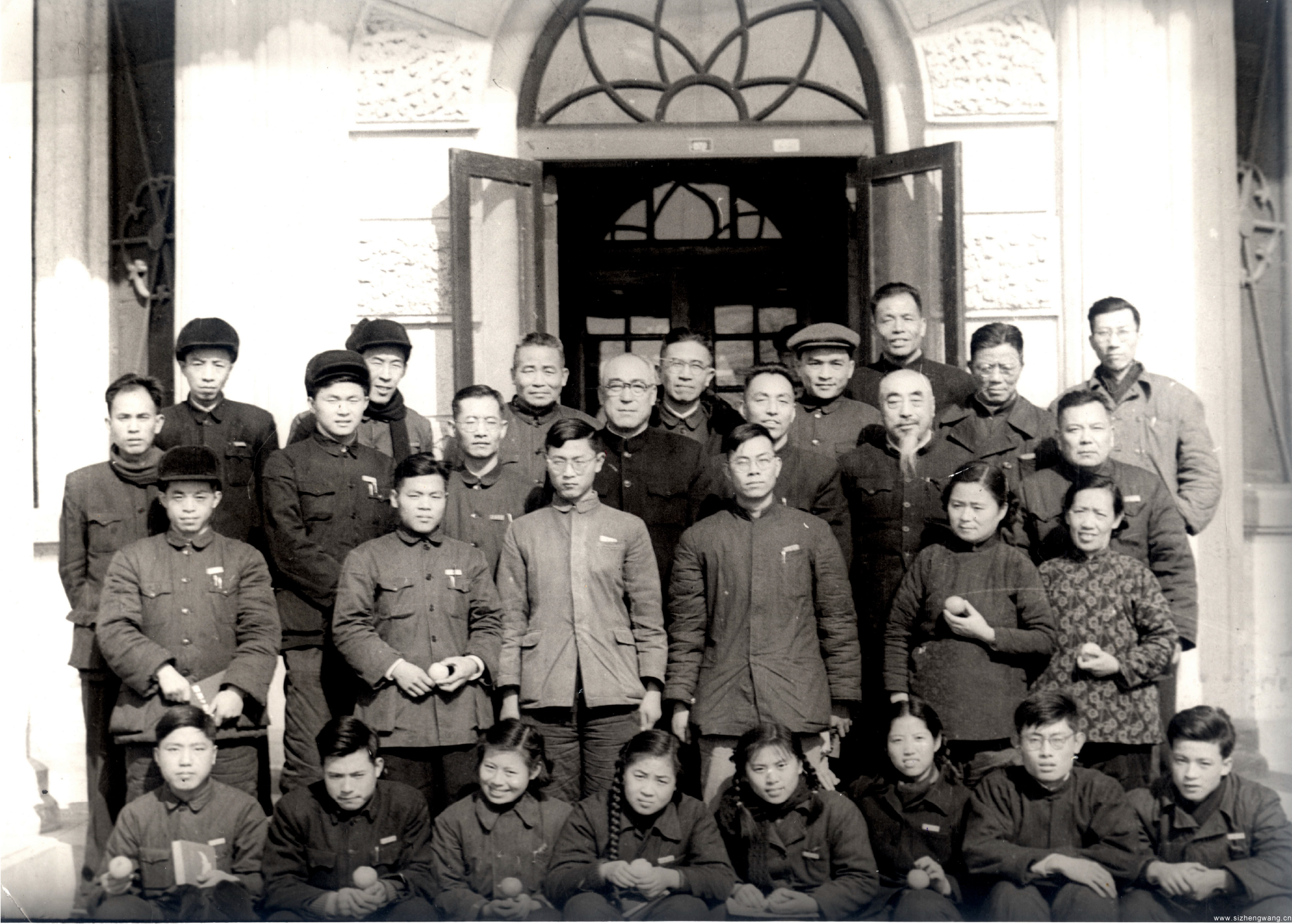 1956 年陕西省省长赵寿山(三排右2)接见交大西北参观团.png 1956 年陕西省省长赵寿山(三排右2)接见交大西北参观团.png