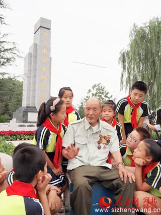 7-4抗日老英雄康风岐为平山县古月镇西洪子店小学的孩子们讲述平山团的故事_UUID21551 7-4抗日老英雄康风岐为平山县古月镇西洪子店小学的孩子们讲述平山团的故事_UUID21551
