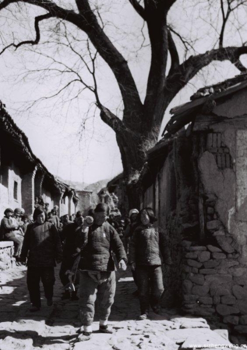 8-3戎冠秀和下盘松村里的妇女抬担架_UUID21551 8-3戎冠秀和下盘松村里的妇女抬担架_UUID21551