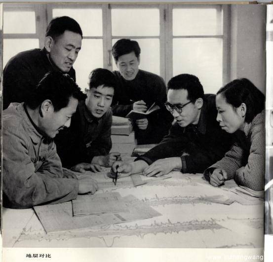 地质工作者在进行地层分析对比 地质工作者在进行地层分析对比