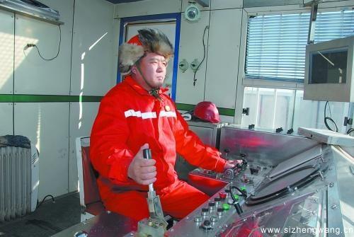 8 1990级校友胡志强 全国劳模、1205钻井队第19任队长_UUID22350 8 1990级校友胡志强 全国劳模、1205钻井队第19任队长_UUID22350