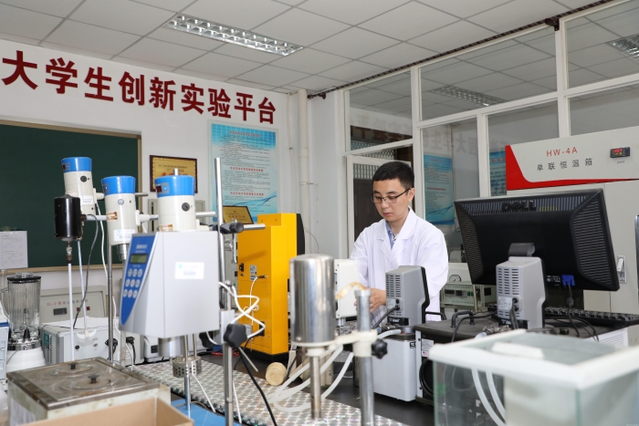 10 2017年度尼克·凡·万让纪念奖学金全球唯一获奖者、全国博士后创新人才谢坤在实验室_UUID22350 10 2017年度尼克·凡·万让纪念奖学金全球唯一获奖者、全国博士后创新人才谢坤在实验室_UUID22350