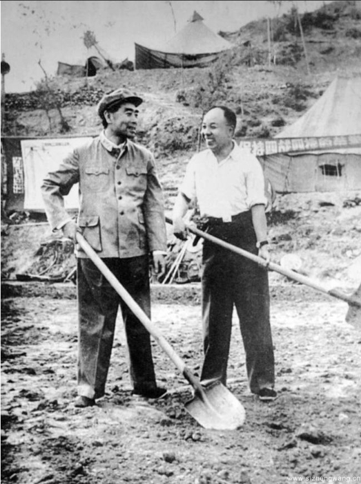5-萧华:文武纵横的“娃娃将军” -1958年,与周恩来一起在十三陵水库工地参加劳动。_UUID11357 5-萧华:文武纵横的“娃娃将军” -1958年,与周恩来一起在十三陵水库工地参加劳动。_UUID11357