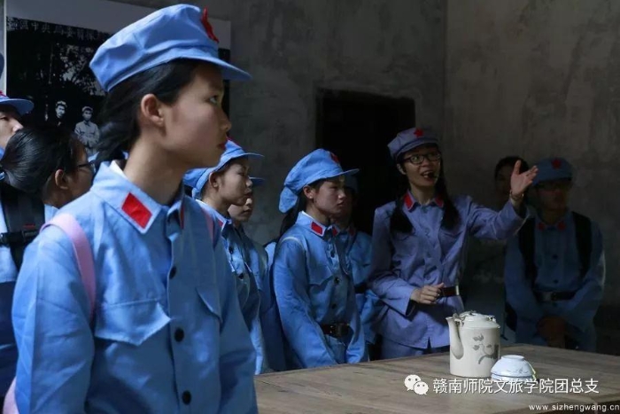 10-学生认真聆听讲解员讲解革命历史_UUID11357 10-学生认真聆听讲解员讲解革命历史_UUID11357