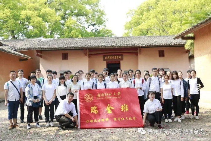 10-学生们参观毛泽东故居合影留念(2)_UUID11357 10-学生们参观毛泽东故居合影留念(2)_UUID11357