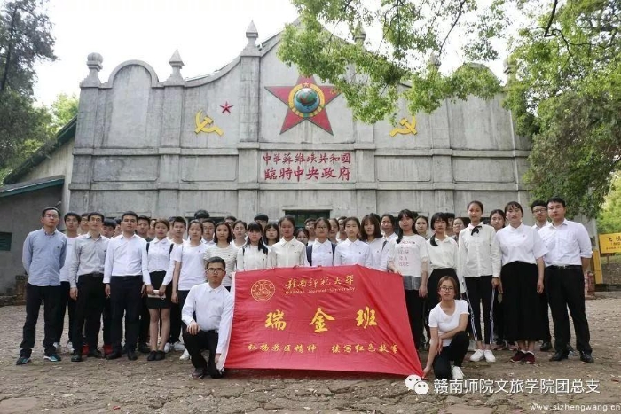 10-学生参观二苏大会议旧址并合影留念_UUID11357 10-学生参观二苏大会议旧址并合影留念_UUID11357