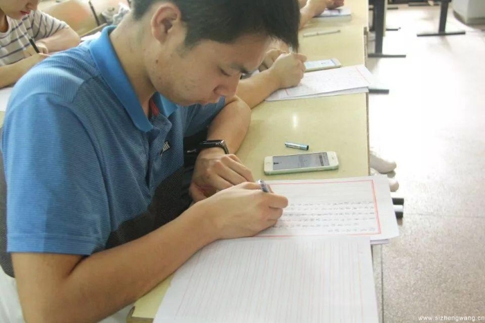 17-学生一笔一划认真抄写红色家书(2)_UUID11357 17-学生一笔一划认真抄写红色家书(2)_UUID11357