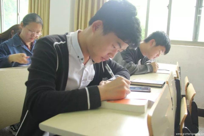 17-学生一笔一划认真抄写红色家书(3)_UUID11357 17-学生一笔一划认真抄写红色家书(3)_UUID11357