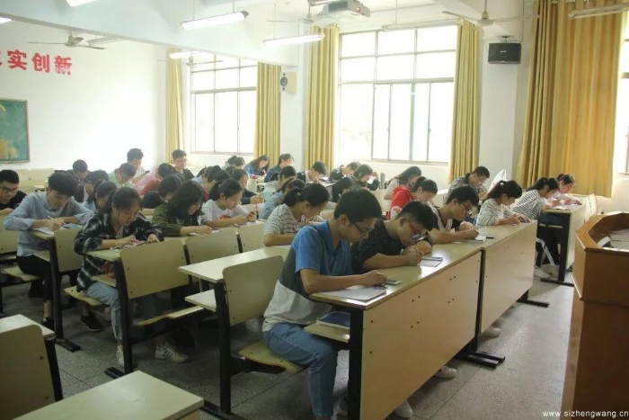 17-学生一笔一划认真抄写红色家书(5)_UUID11357 17-学生一笔一划认真抄写红色家书(5)_UUID11357