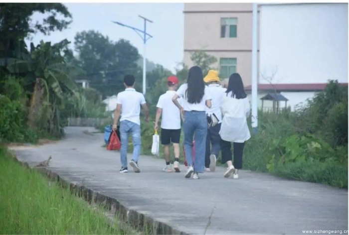 18-成员走在乡间小路上,为先烈后代“送温暖(1)_UUID11357 18-成员走在乡间小路上,为先烈后代“送温暖(1)_UUID11357