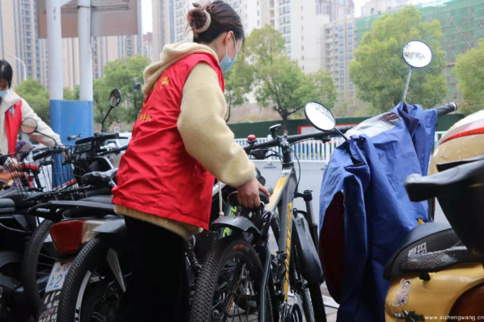 20-志愿者帮助社区纠正乱停乱放_UUID11357 20-志愿者帮助社区纠正乱停乱放_UUID11357