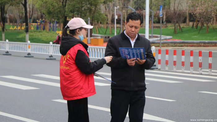 20-志愿者为社区居民发放”防范对策“传单_UUID11357 20-志愿者为社区居民发放”防范对策“传单_UUID11357