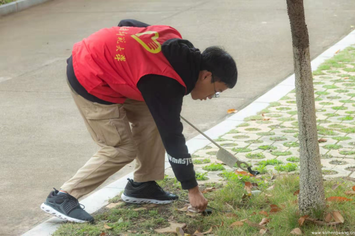 20-志愿者投入校园环境美化行动1_UUID11357 20-志愿者投入校园环境美化行动1_UUID11357