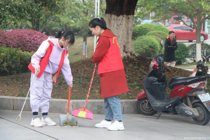 20-志愿者投入校园环境美化行动4_UUID11357 20-志愿者投入校园环境美化行动4_UUID11357