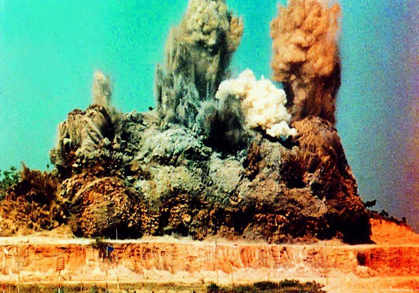 1979年7月8日，随着深圳南头蛇口的一声炮响，蛇口工业区动工建设，成为中国改革开放的标志性地域