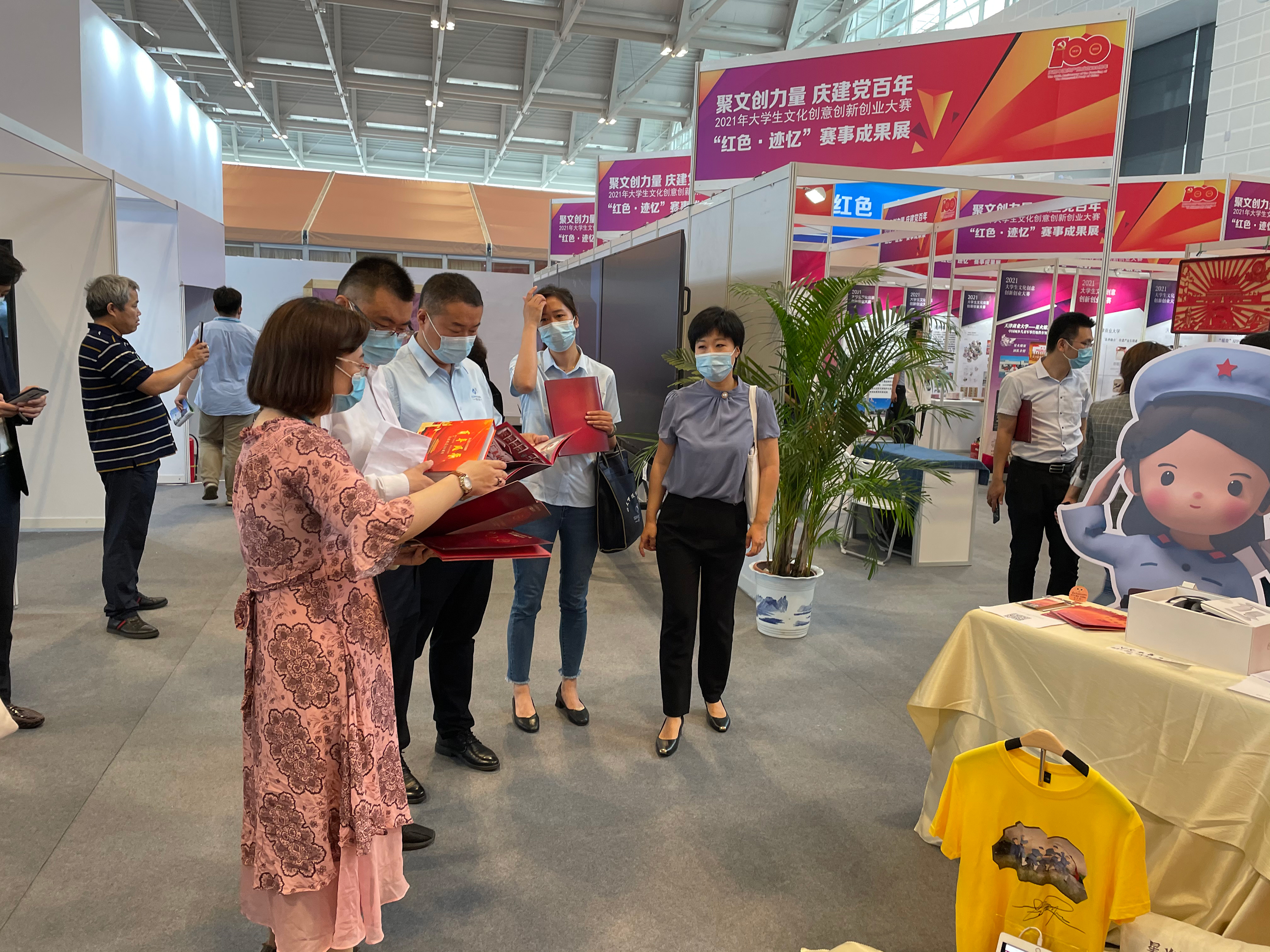 “聚文创力量,庆建党百年”2021年大学生文化创意创新创业大赛“红色·迹忆”赛事成果展领导参观照片.jpg