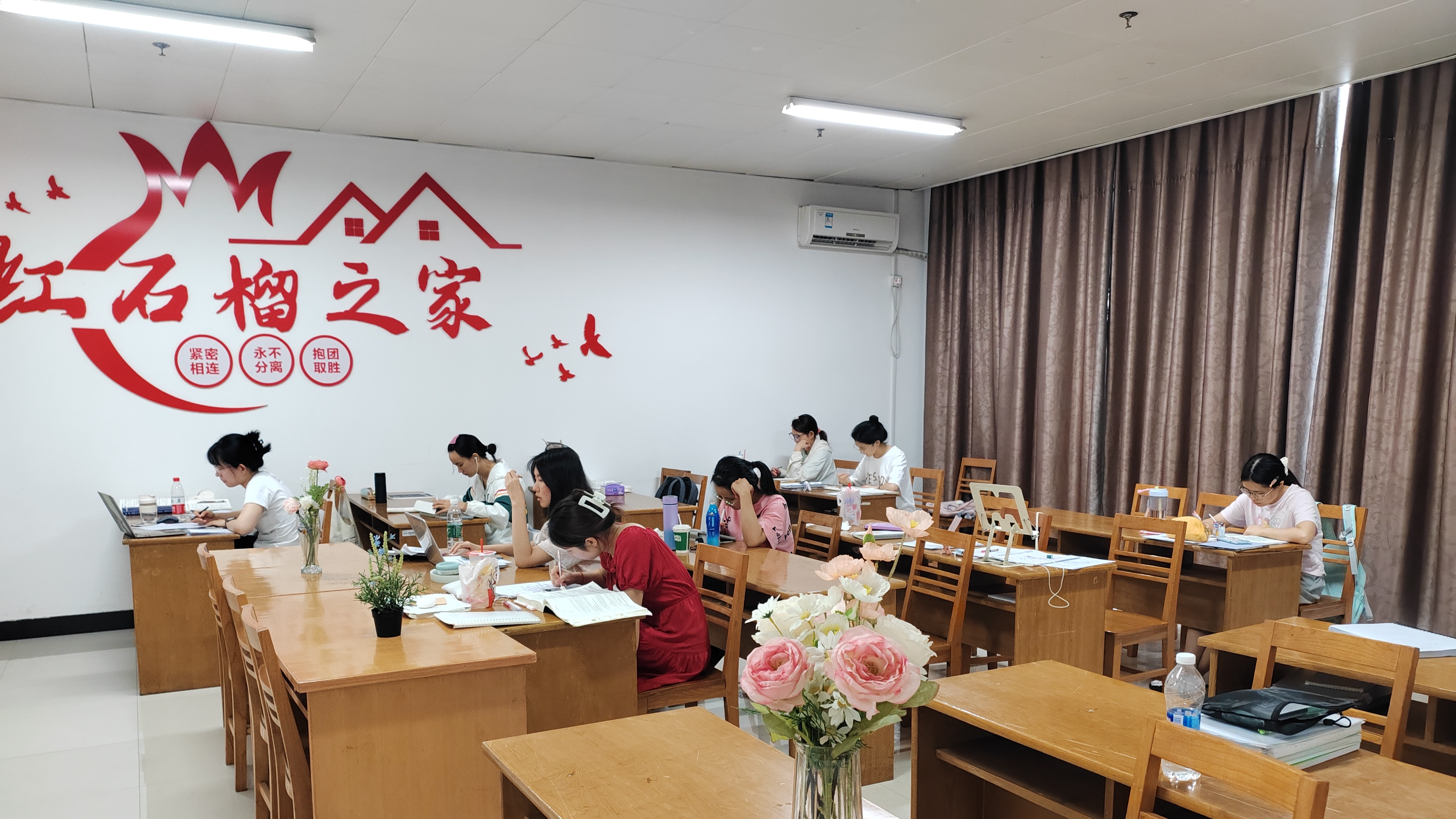 图片2:学生在红石榴之家自主学习 图片2:学生在红石榴之家自主学习