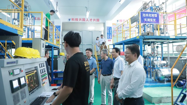 1.学校领导走进实习实训教室 1.学校领导走进实习实训教室